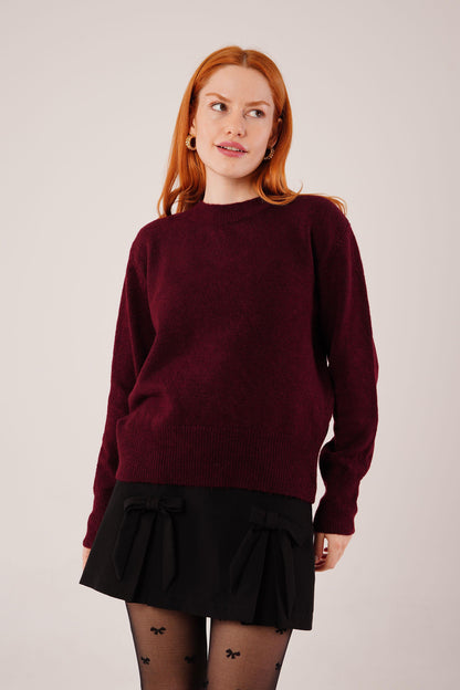 بلوزة قصيرة باللون الماروني