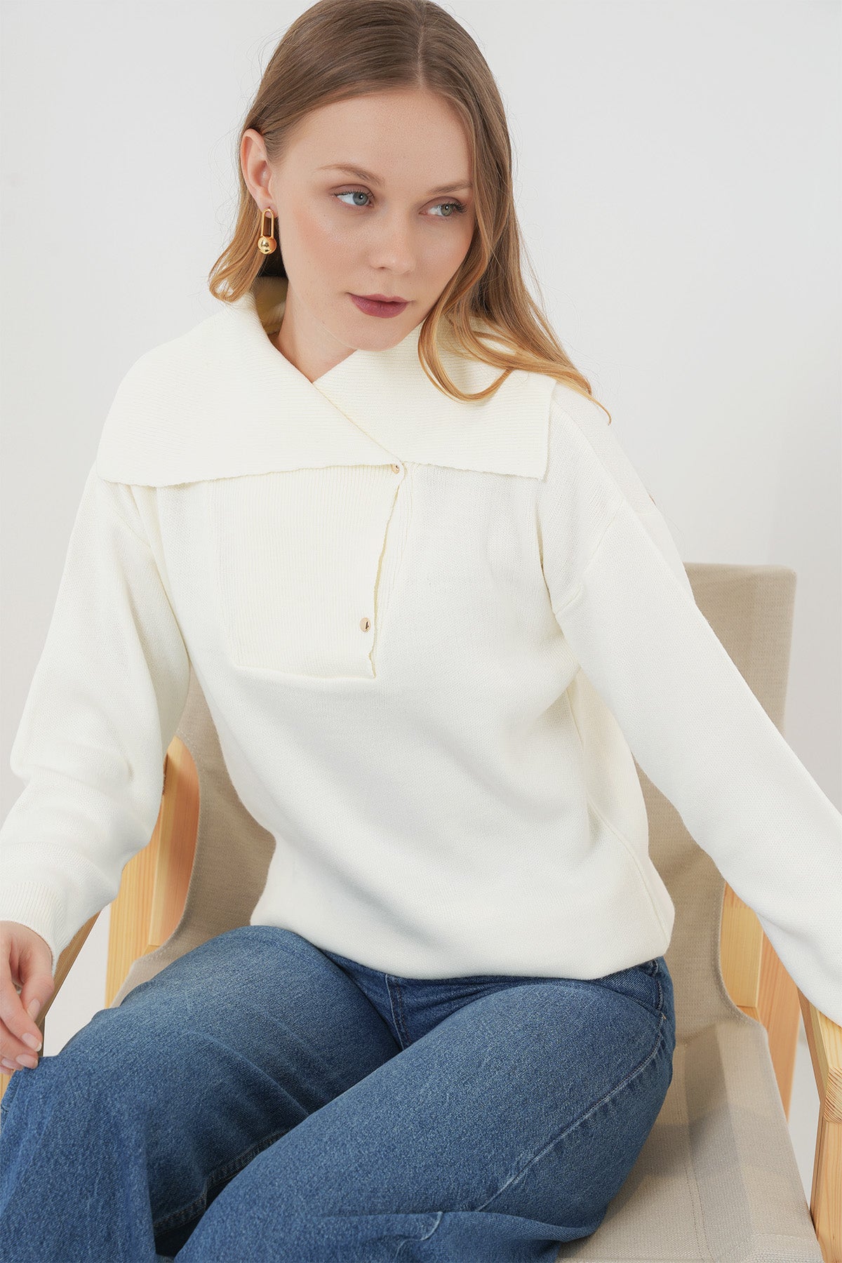 بلوزة صوف ناعم بياقة مميزة باللون الأبيض