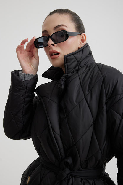 جاكيت مطري طويل باللون الأسود