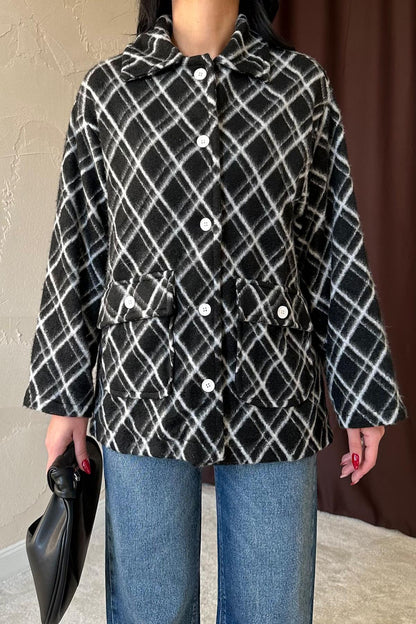 جاكيت باللون الأسود