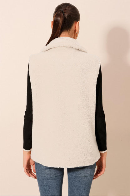 ڤيست صوف باللون الأبيض