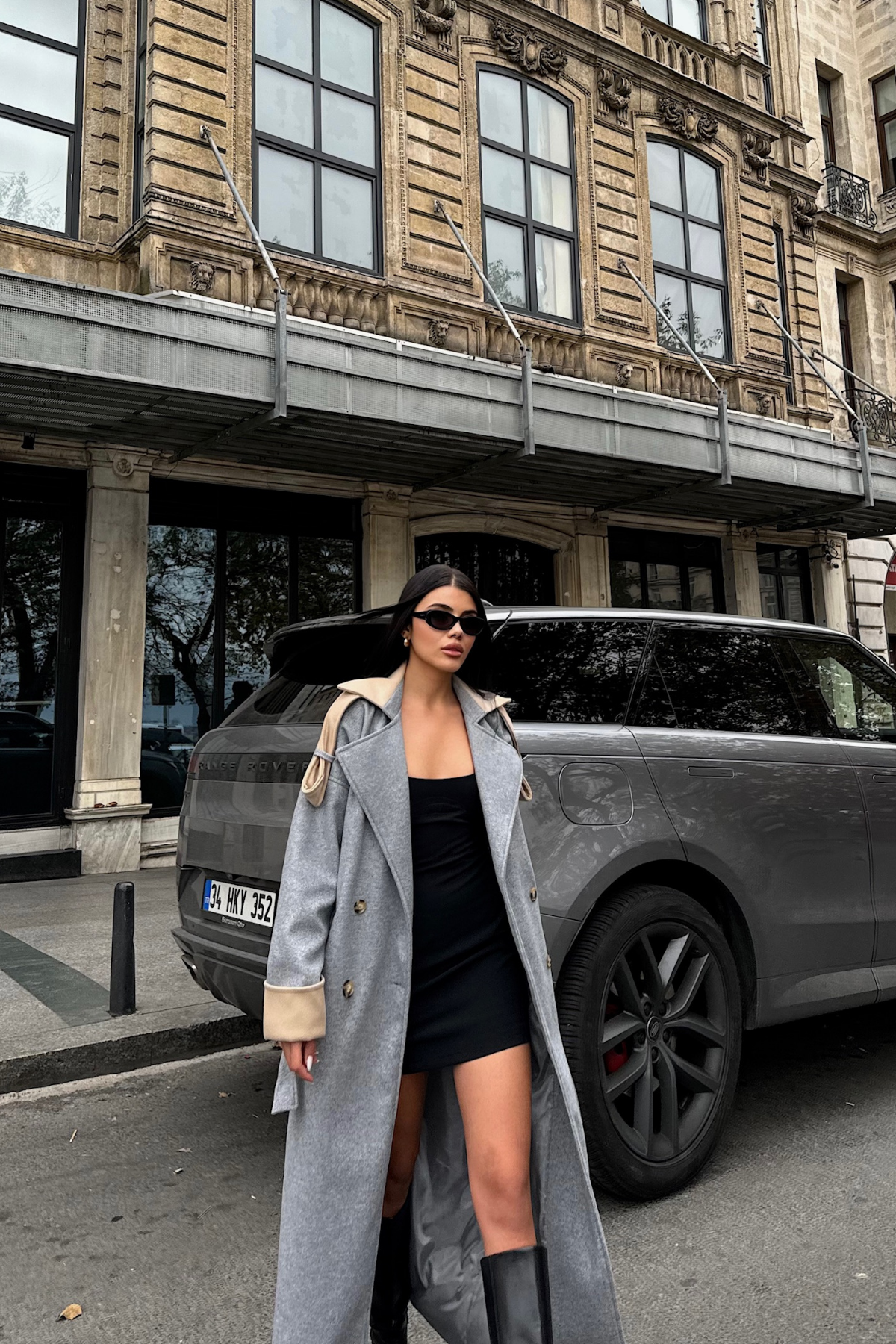 كوت طويل باللون الرصاصي الفاتح