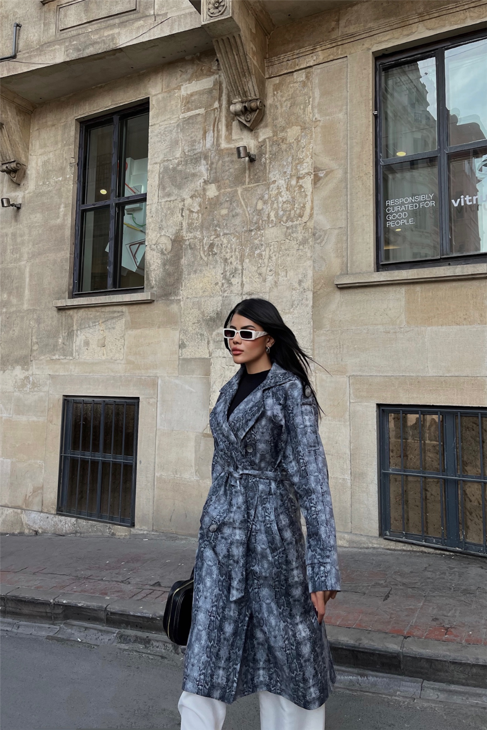 كوت طويل باللون الرصاصي ذو نقشة مميزة