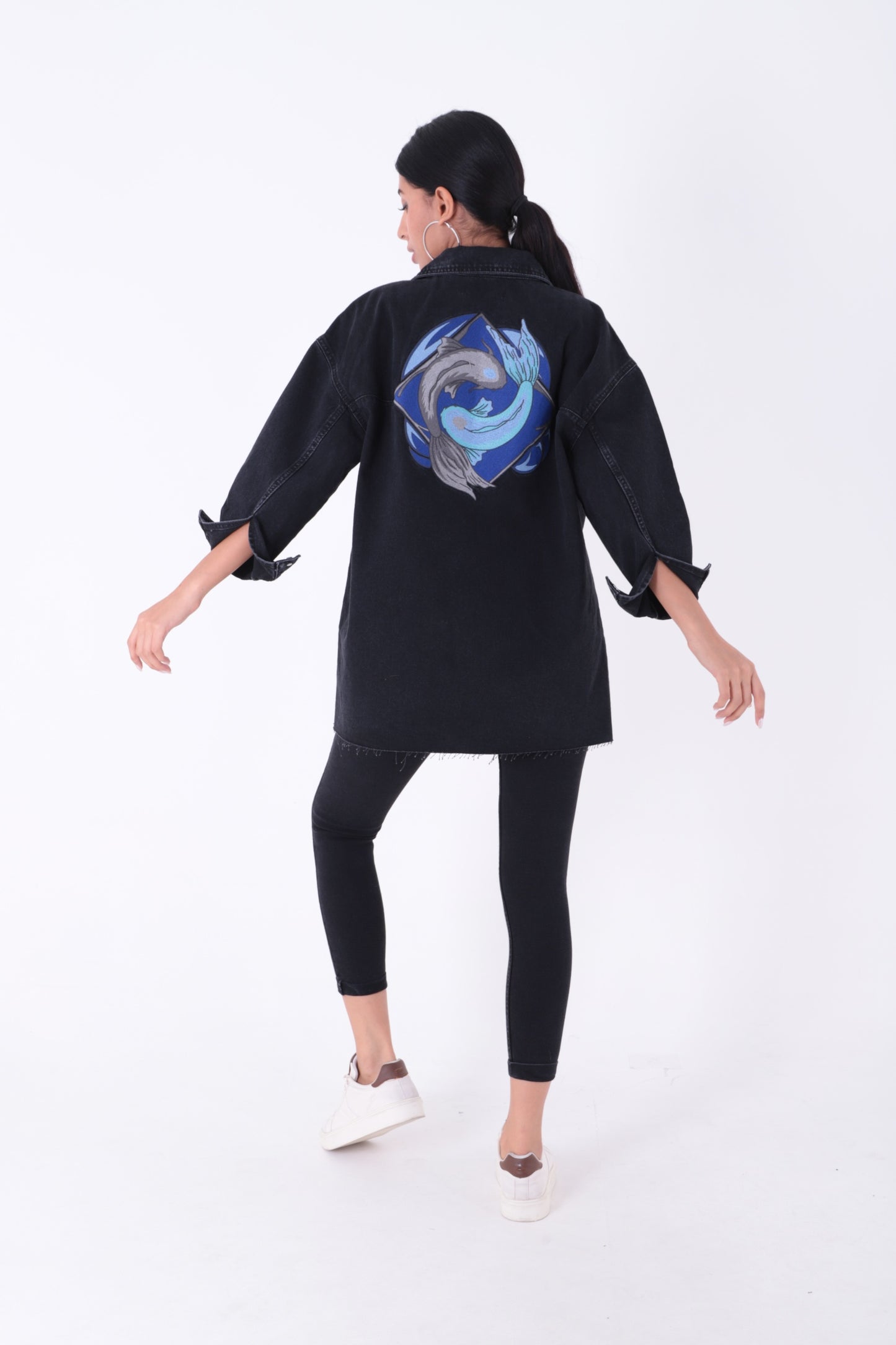 قميص جينز باللون الأسود