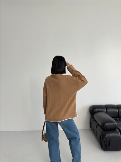 بلوزة باللون البيج