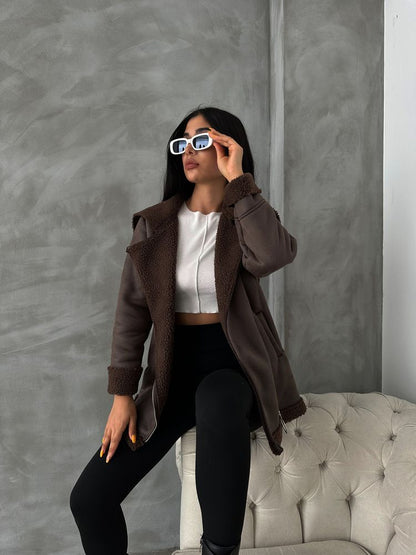 جاكيت بلون بني مع تفاصيل فرو