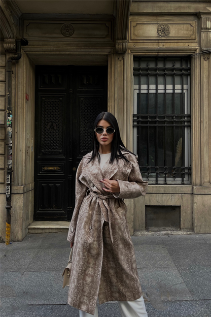 كوت طويل باللون البيج ذو نقشة مميزة