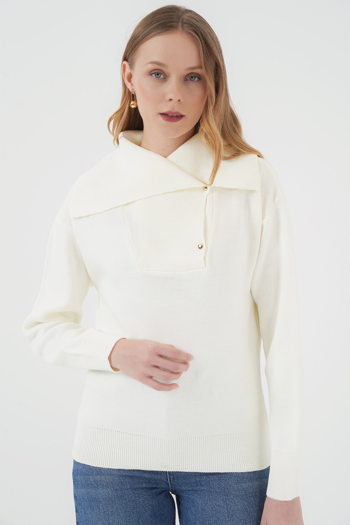 بلوزة صوف ناعم بياقة مميزة باللون الأبيض