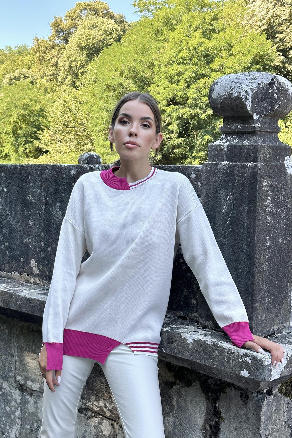 بلوزة صوف بيضاء بتفاصيل جميلة باللون الفوشي