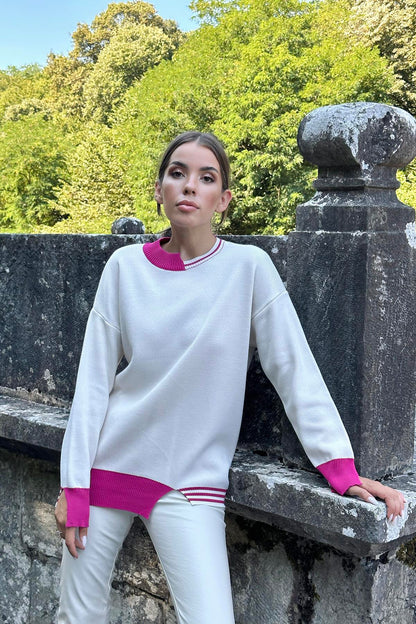 بلوزة صوف بيضاء بتفاصيل جميلة باللون الفوشي