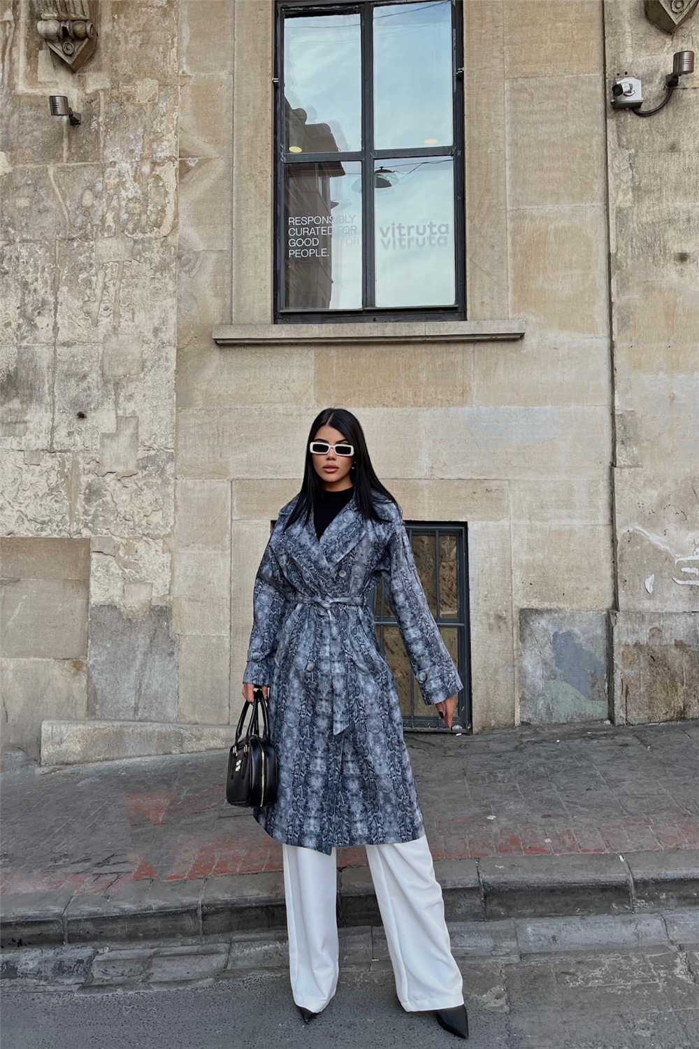 كوت طويل باللون الرصاصي ذو نقشة مميزة