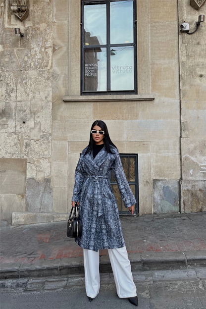 كوت طويل باللون الرصاصي ذو نقشة مميزة