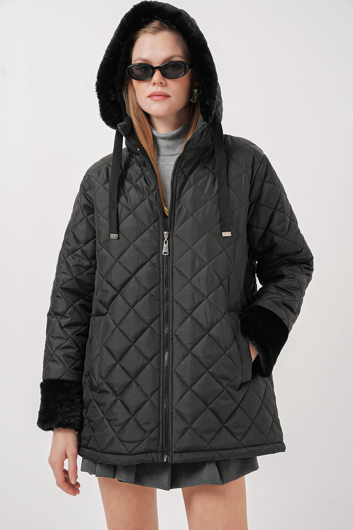 جاكيت مطري بأكمام فرو باللون الاسود