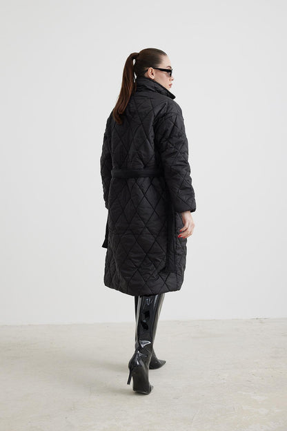 جاكيت مطري طويل باللون الأسود