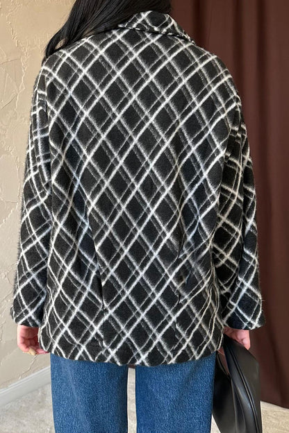 جاكيت باللون الأسود