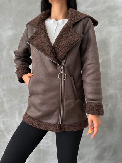 جاكيت بلون بني مع تفاصيل فرو