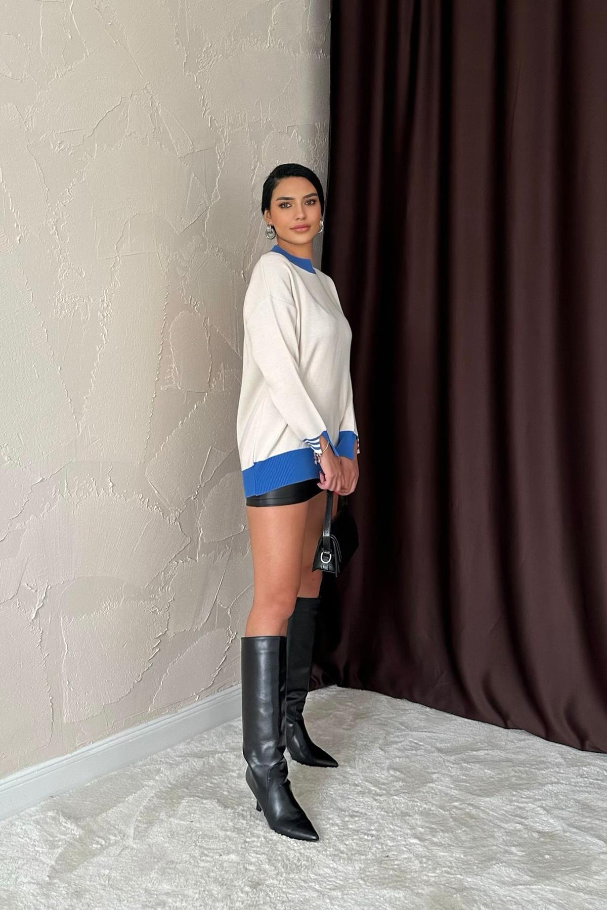 بلوزة صوف بيضاء بتفاصيل جميلة باللون الازرق