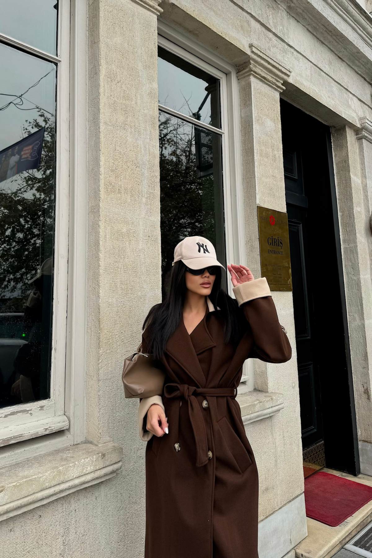 كوت طويل باللون البني