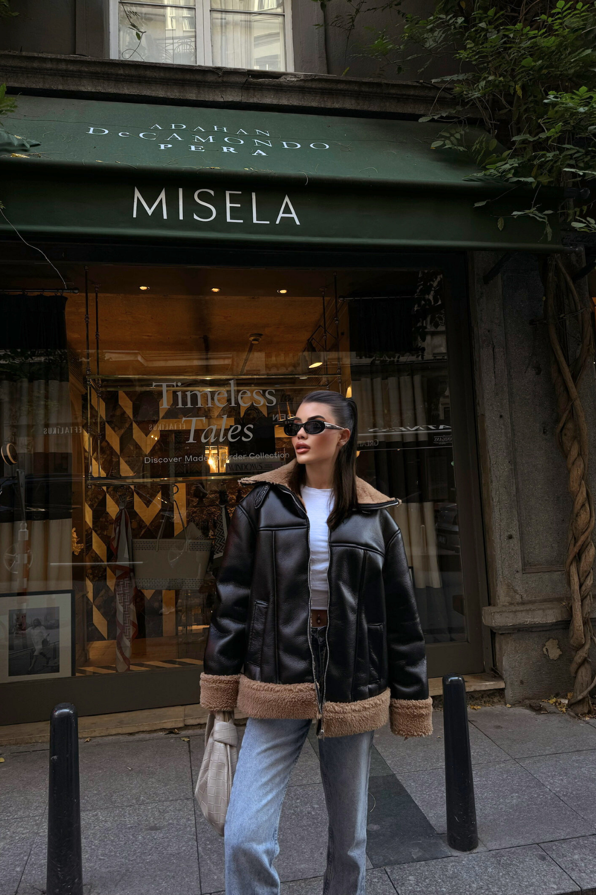 جاكيت جلد باللون الأسود مع أكمام وياقة فرو