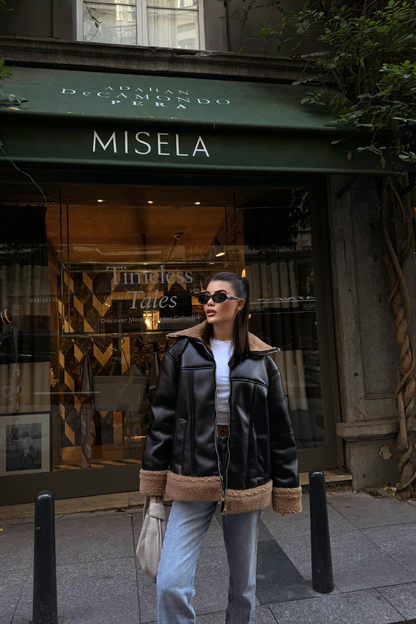 جاكيت جلد باللون الأسود مع أكمام وياقة فرو