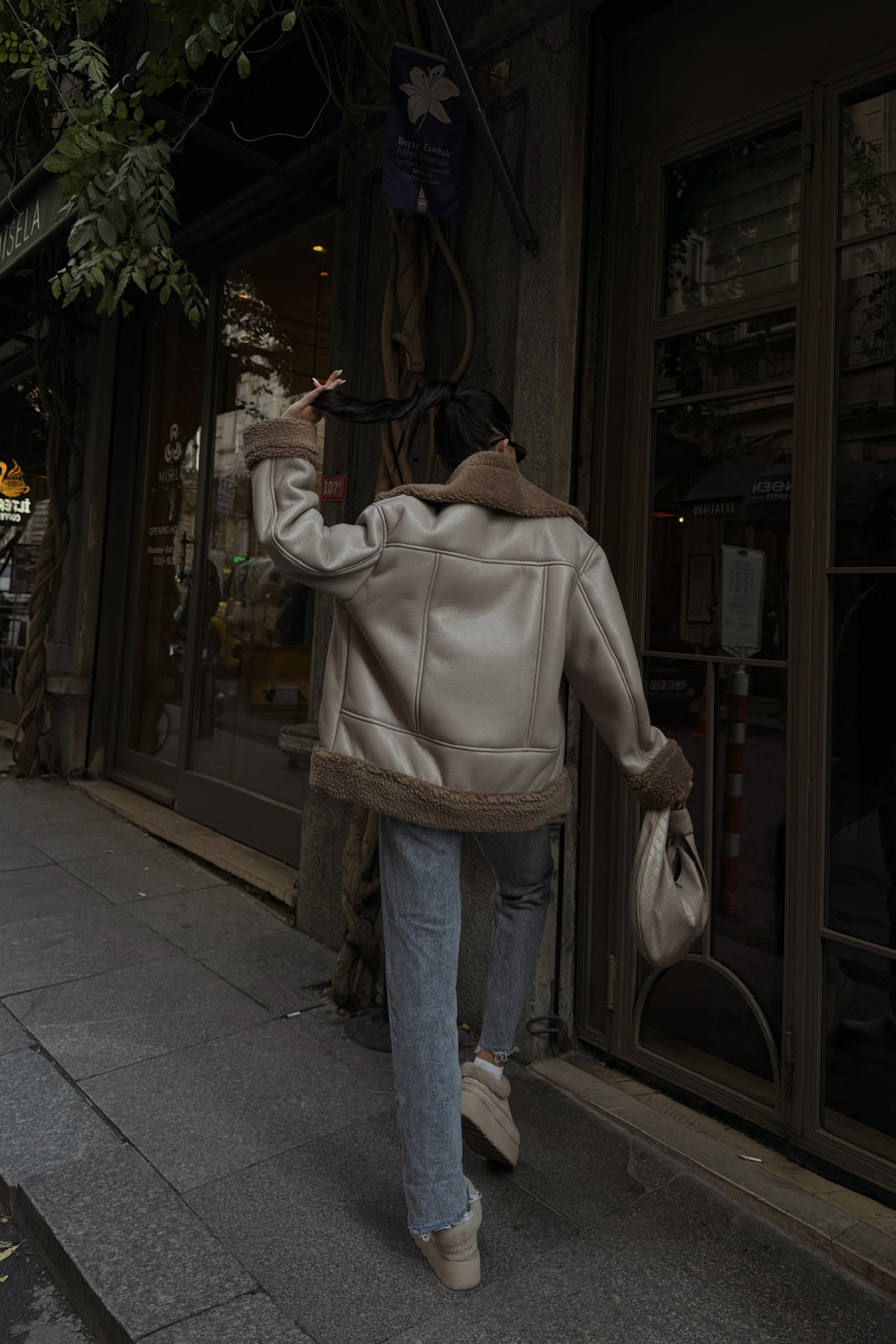 جاكيت جلد باللون البيج مع أكمام وياقة فرو