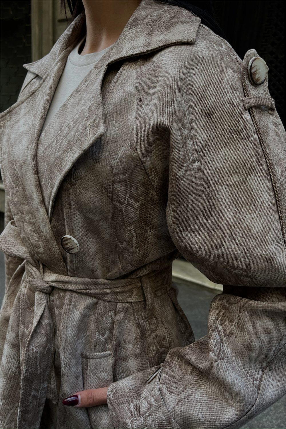 كوت طويل باللون البيج ذو نقشة مميزة