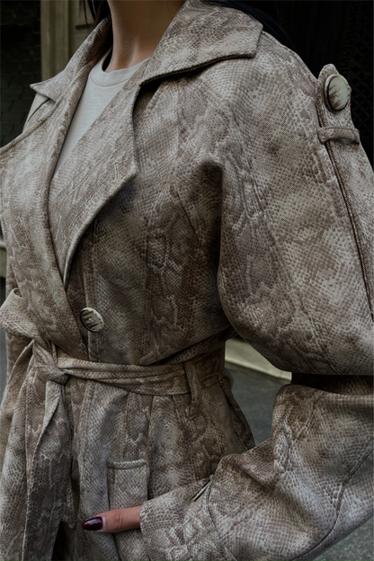 كوت طويل باللون البيج ذو نقشة مميزة