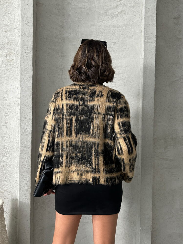 بلوزة قصيرة بتصميم جذاب