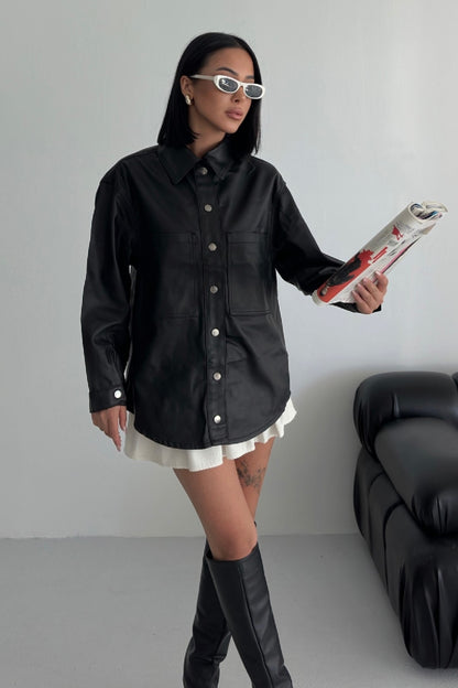 قميص جلد باللون الأسود