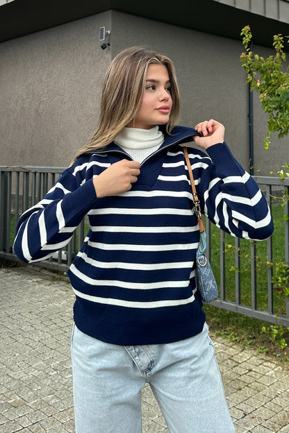 بلوزة بخطوط عريضة باللون النيلي