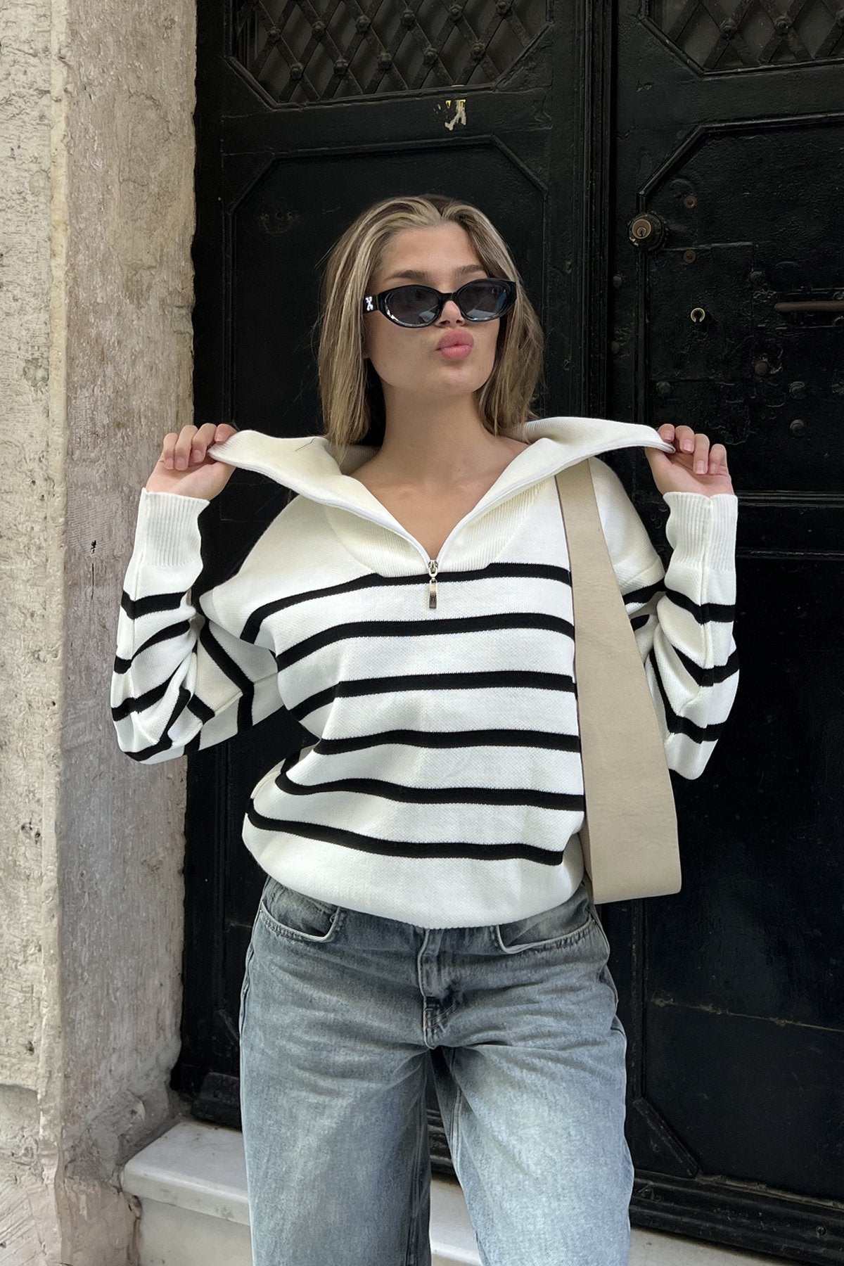 بلوزة بخطوط عريضة باللون الأبيض