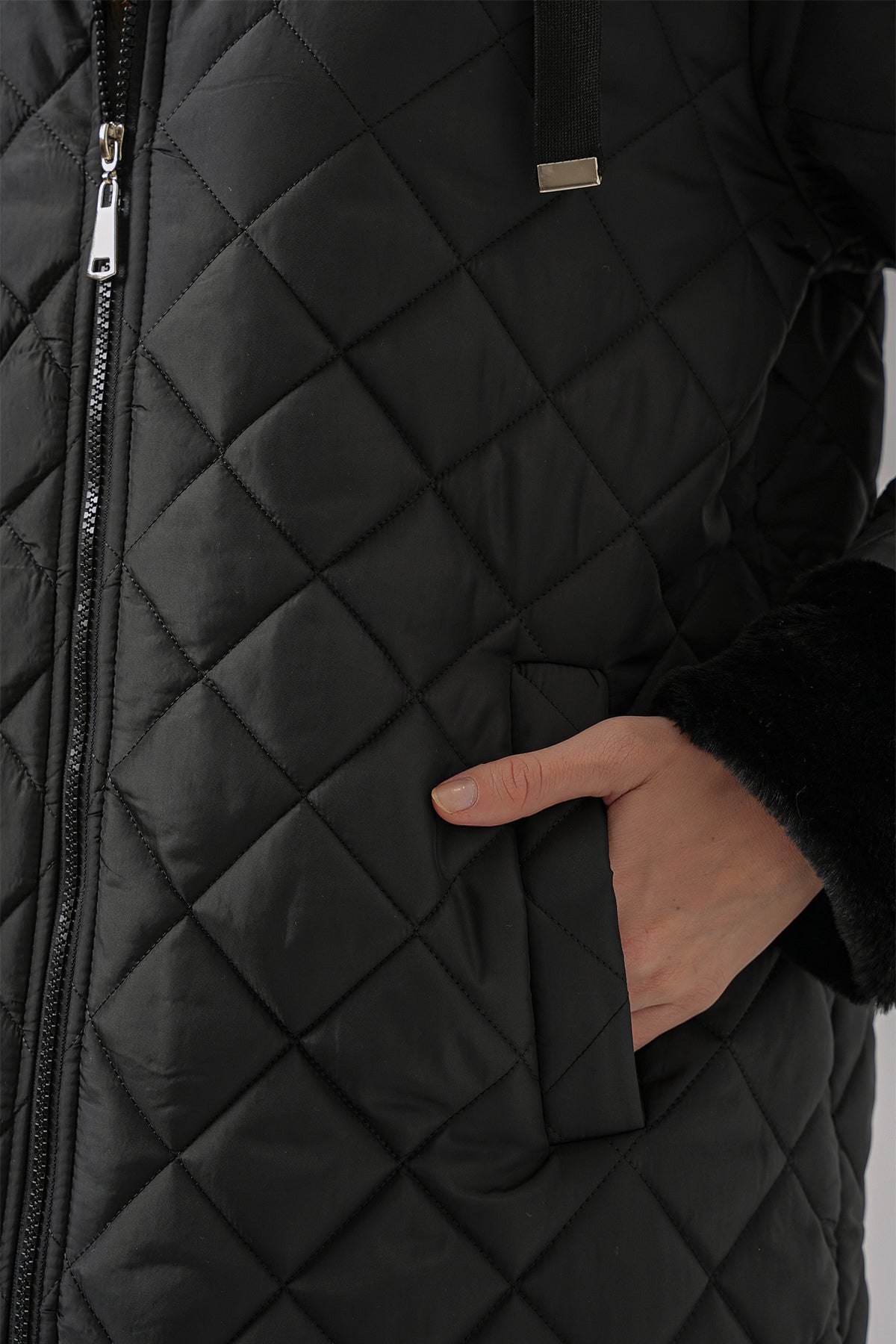 جاكيت مطري بأكمام فرو باللون الاسود