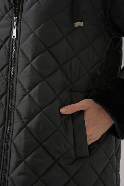 جاكيت مطري بأكمام فرو باللون الاسود