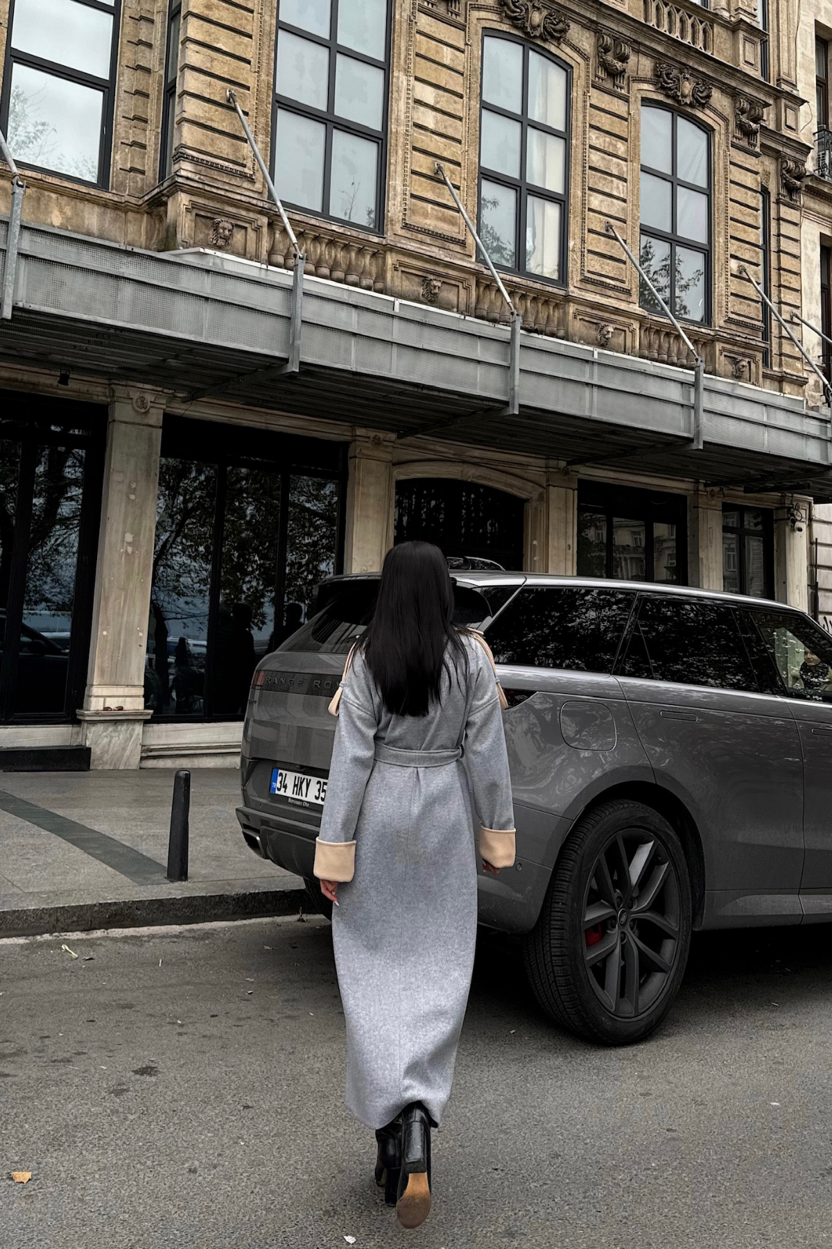 كوت طويل باللون الرصاصي الفاتح