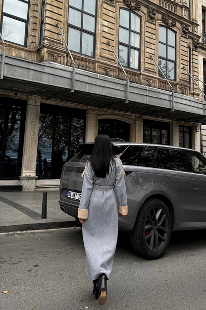 كوت طويل باللون الرصاصي الفاتح