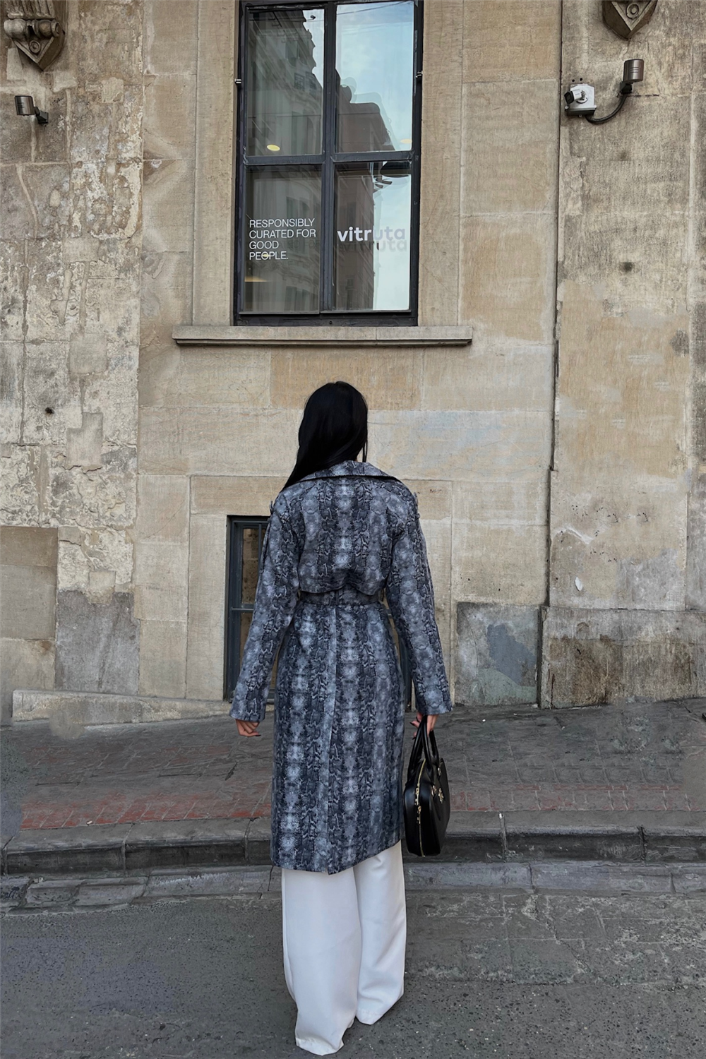 كوت طويل باللون الرصاصي ذو نقشة مميزة