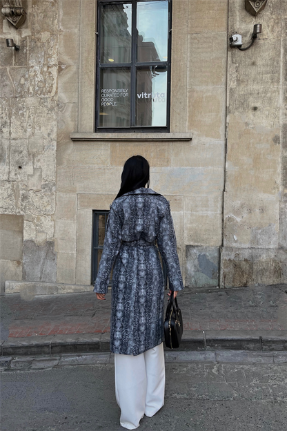 كوت طويل باللون الرصاصي ذو نقشة مميزة