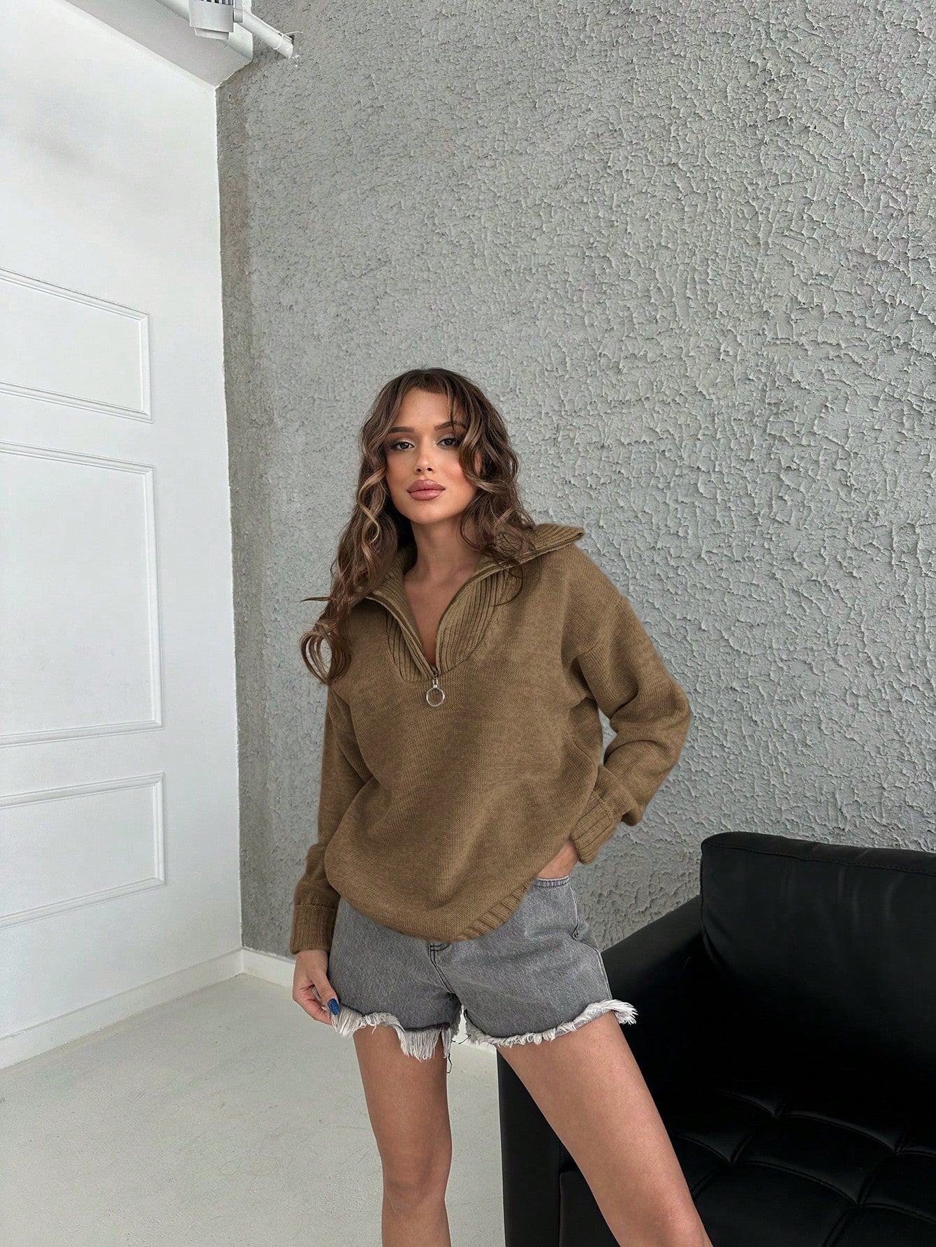 بلوزة مع سحاب بلون الكاراميل