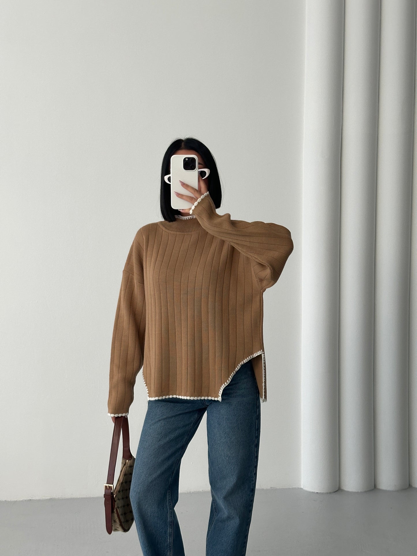 بلوزة باللون البيج