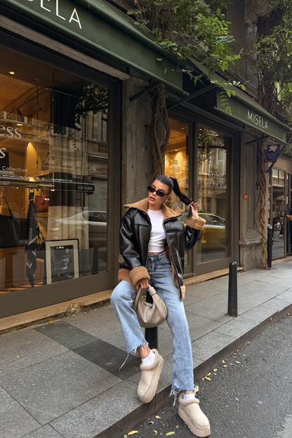 جاكيت جلد باللون الأسود مع أكمام وياقة فرو