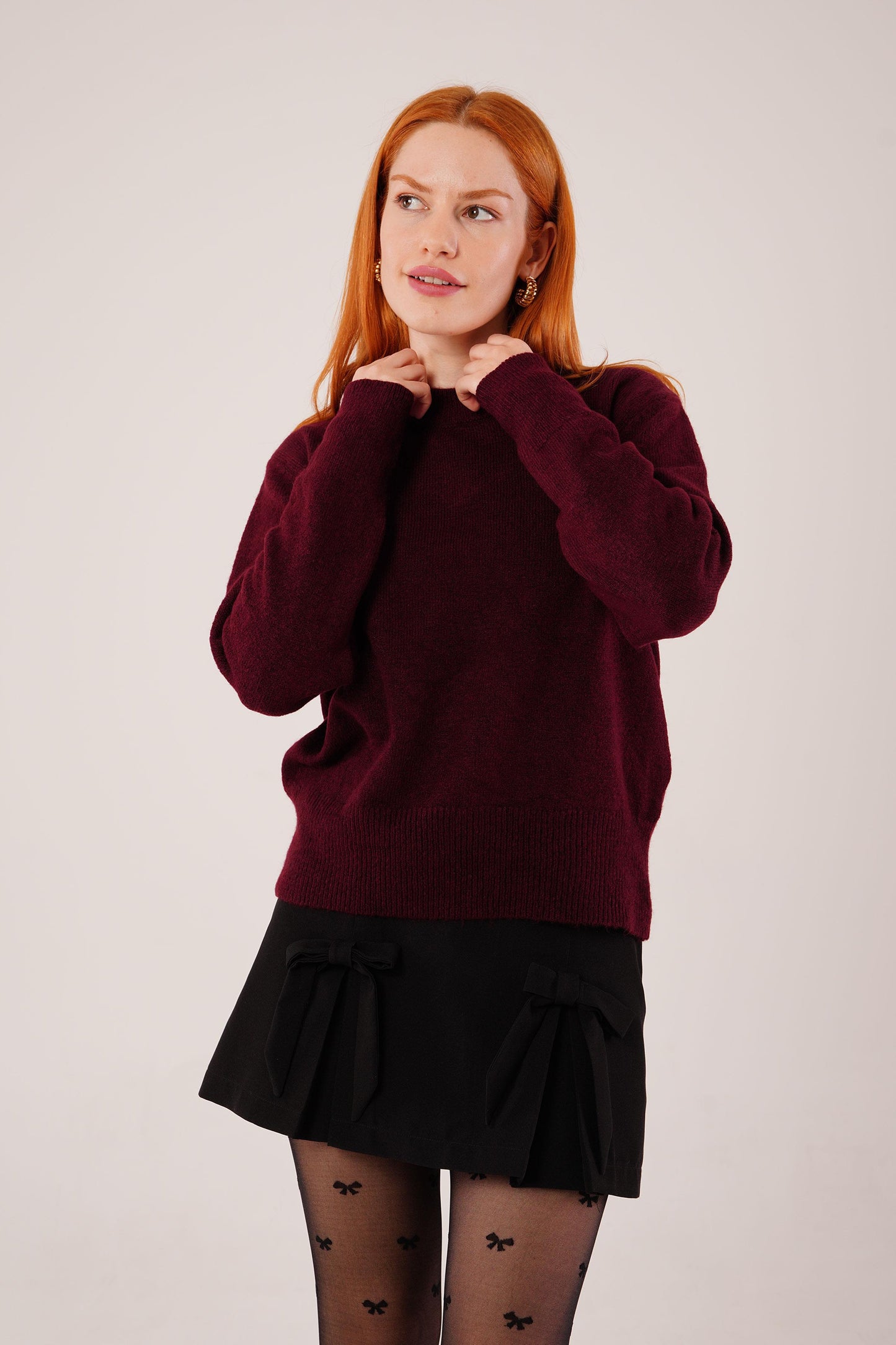 بلوزة قصيرة باللون الماروني