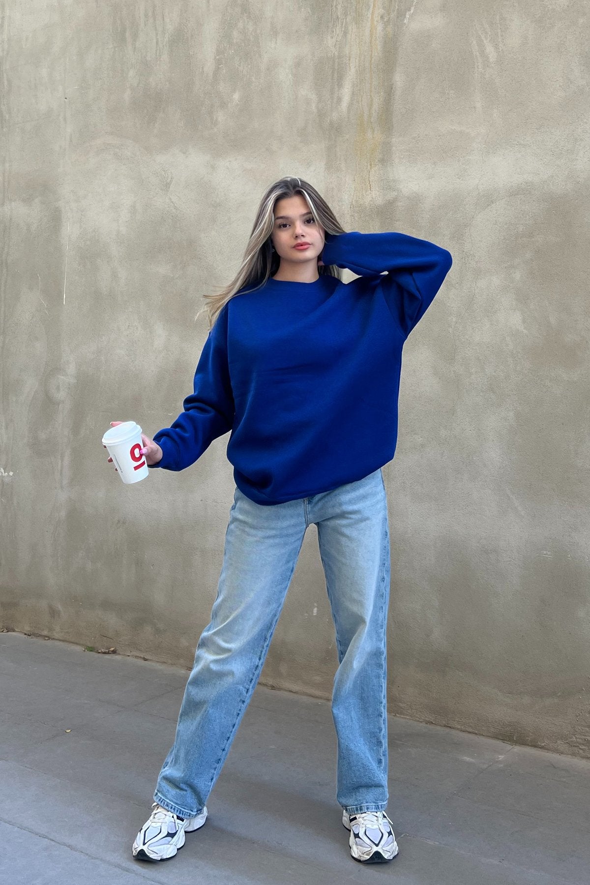 بلوزة قصيرة باللون الازرق