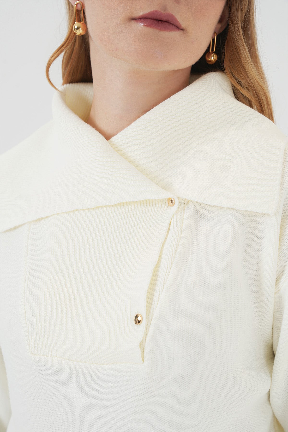 بلوزة صوف ناعم بياقة مميزة باللون الأبيض