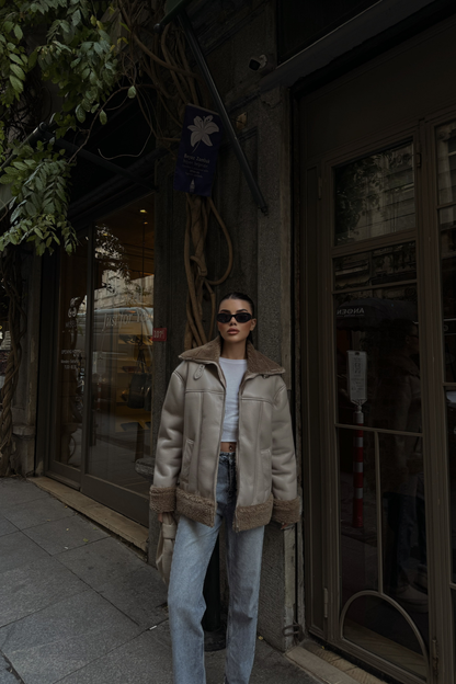 جاكيت جلد باللون البيج مع أكمام وياقة فرو