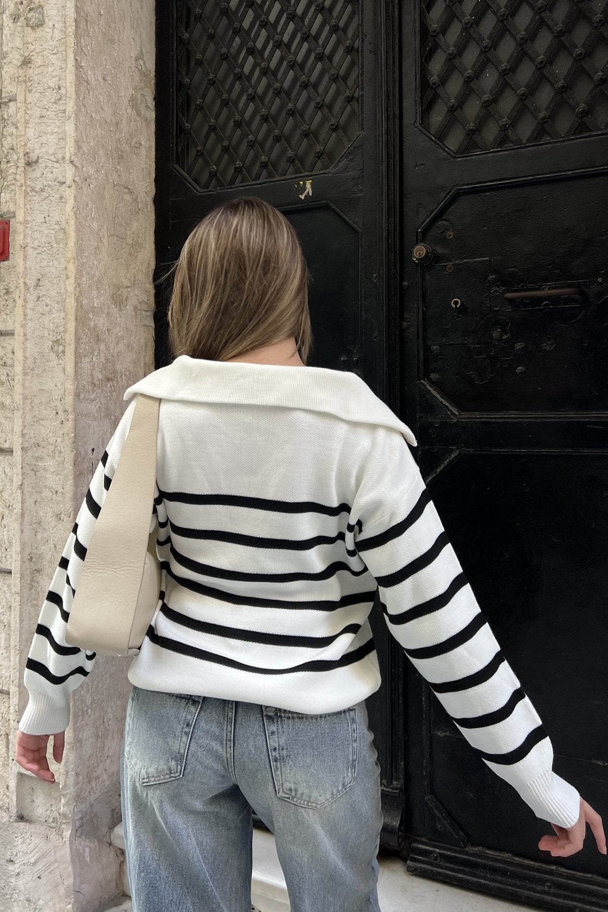 بلوزة بخطوط عريضة باللون الأبيض