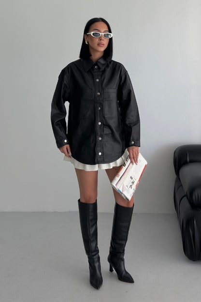 قميص جلد باللون الأسود