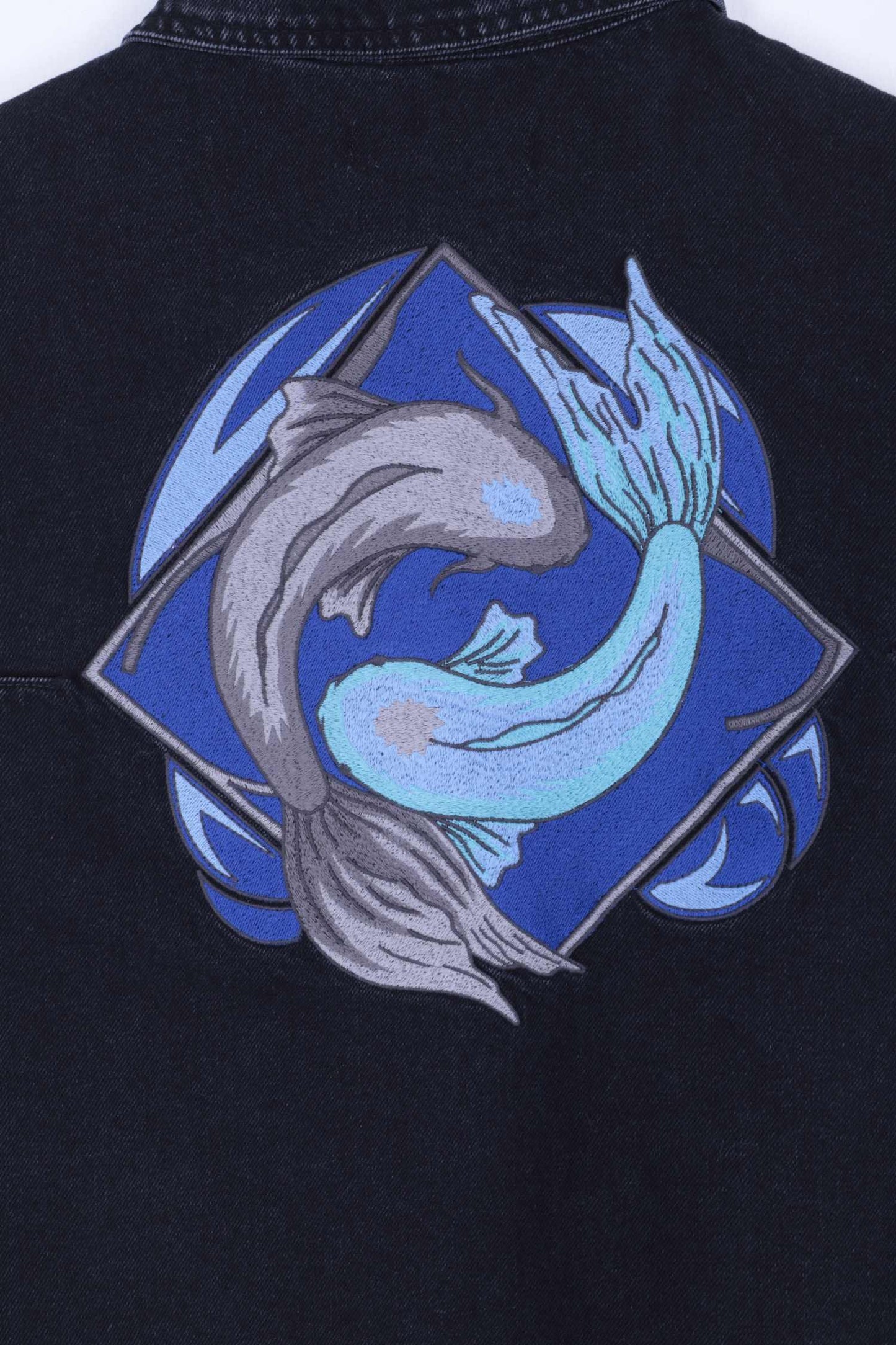 قميص جينز باللون الأسود