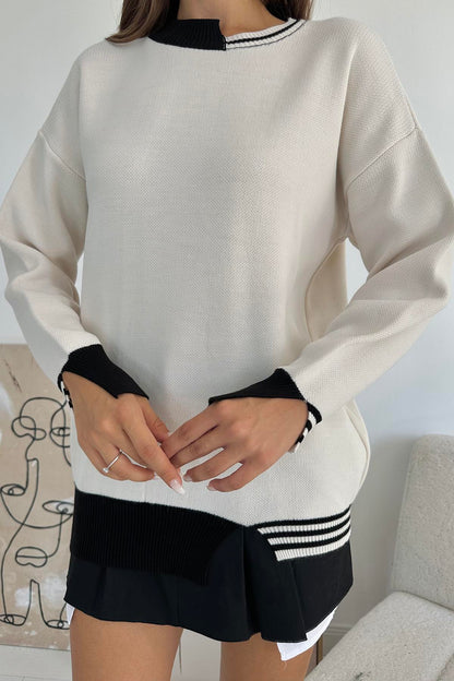 بلوزة صوف بيضاء بتفاصيل جميلة باللون الاسود