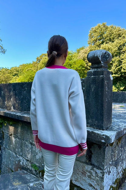 بلوزة صوف بيضاء بتفاصيل جميلة باللون الفوشي