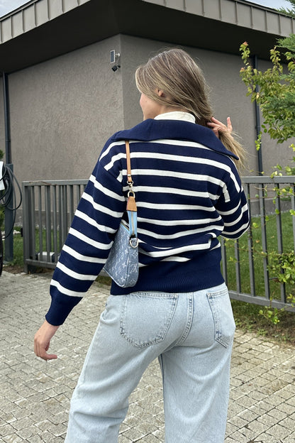 بلوزة بخطوط عريضة باللون النيلي